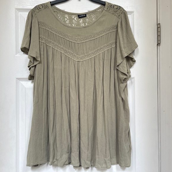 🍀Torrid top with ruffle sleeves and lace embellishments - Picture 7 of 17